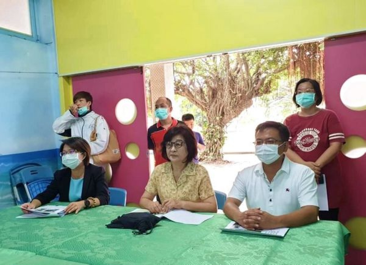 立委蘇治芬邀國教署走訪北港、元長、虎尾、林內等處的8所國中小,針對學校硬體更新、排水改善、校園美化等問題會勘。