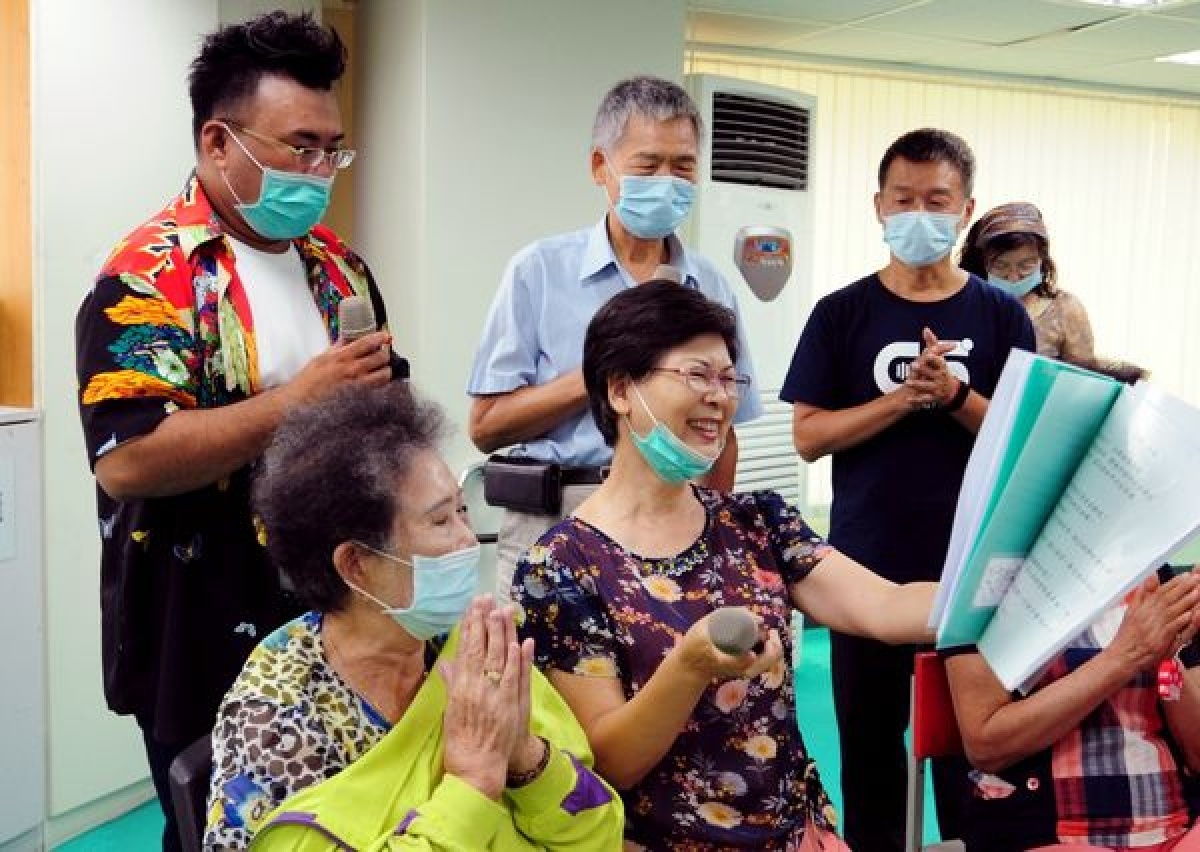 正聲雲林台舉辦「2020帶著廣播去旅行」系列活動,以「口白歌謠」搭配黑膠唱片播送,及主持人趣味答喙鼓與互動,讓長輩笑開懷。