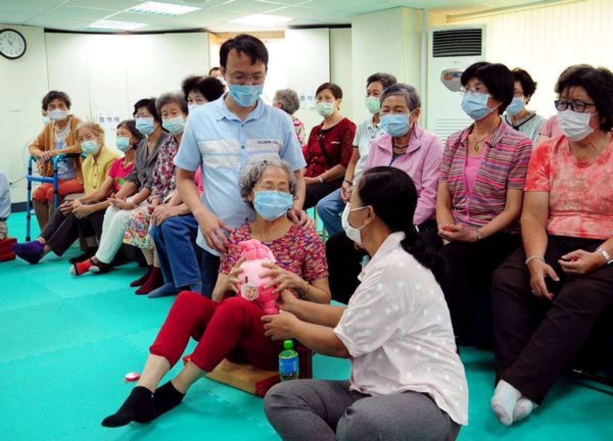 正聲雲林台舉辦「2020帶著廣播去旅行」系列活動,以「口白歌謠」搭配黑膠唱片播送,及主持人趣味答喙鼓與互動,讓長輩笑開懷。