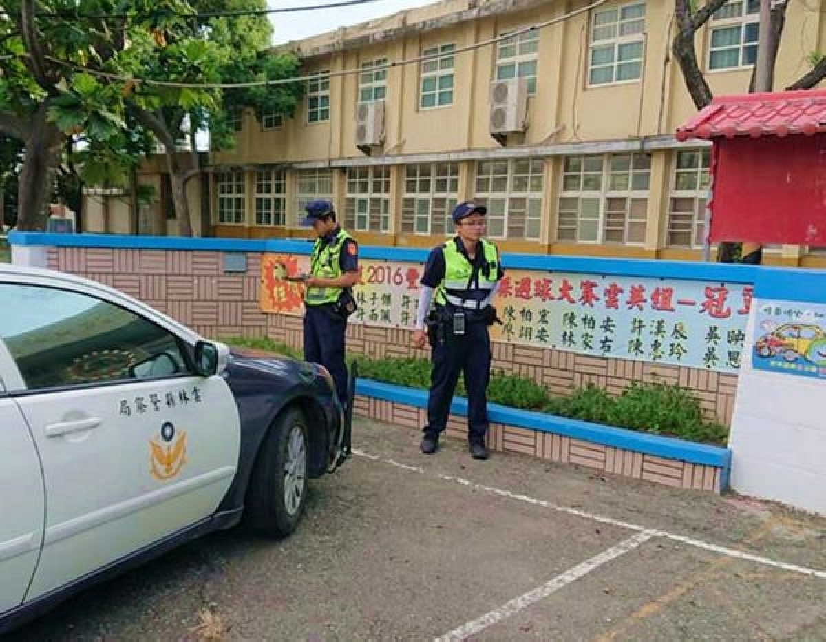 暑假期間臺西警分局落實執行校園安全維護，員警巡勤時當場查獲偷學校鐵門的竊賊，立即移送法辦，宣示警方執法無假期。