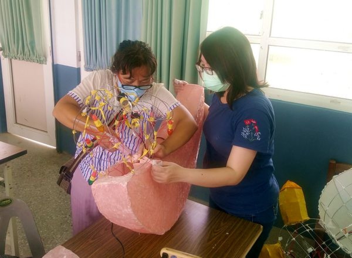 北港朝天宮贊助辦理教師花燈研習活動,傳承「燈會原鄉」的花燈技藝,讓傳統文化向下紮根。