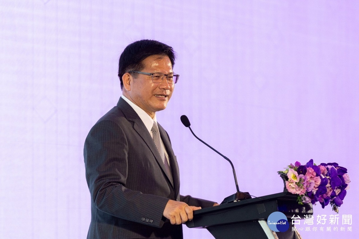 交通部長林佳龍於國泰「置地廣場桃園」開幕典禮中致詞。