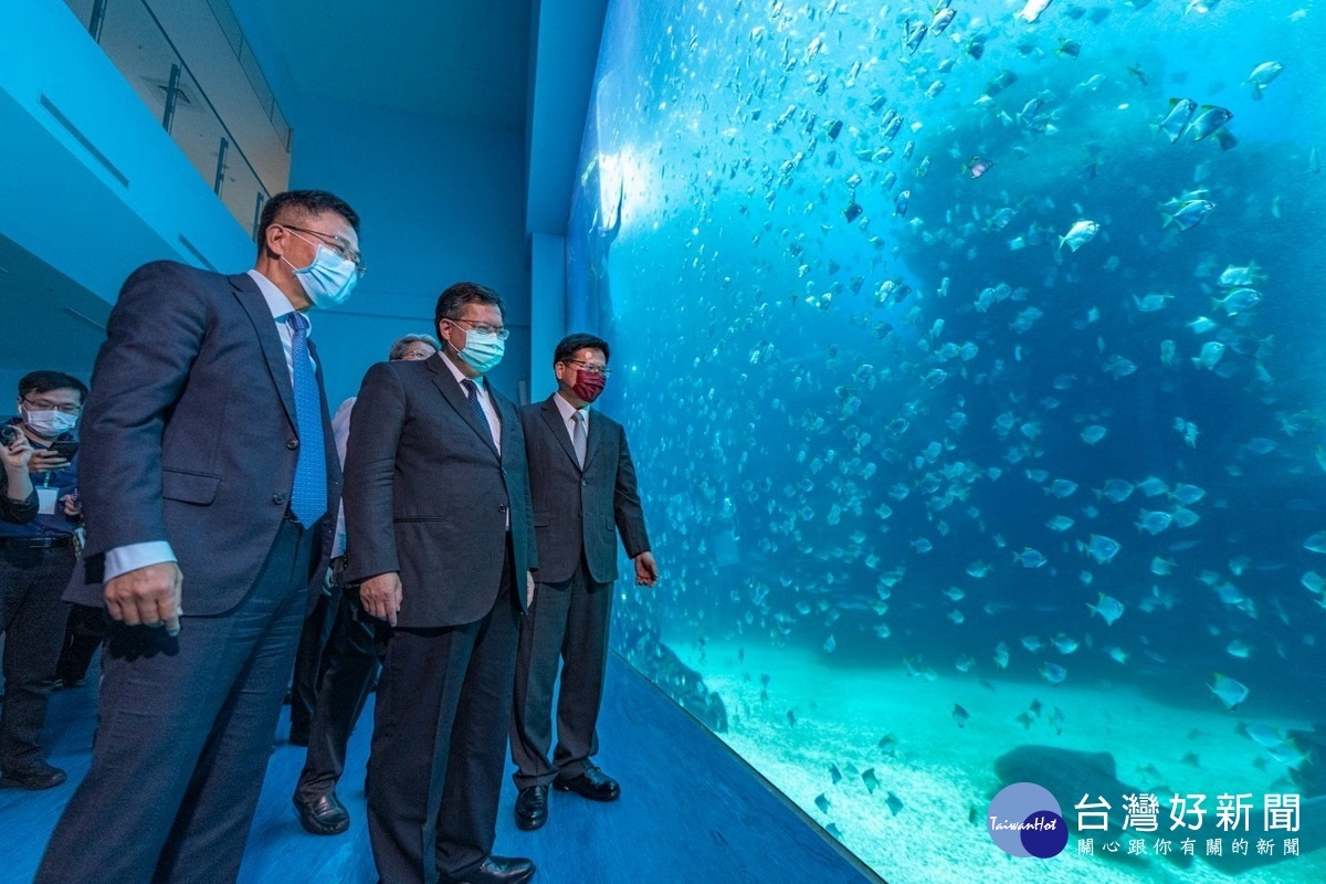 交通部長林佳龍、桃園市長鄭文燦於國泰「置地廣場桃園」開幕典禮後參觀Xpark水生公園。