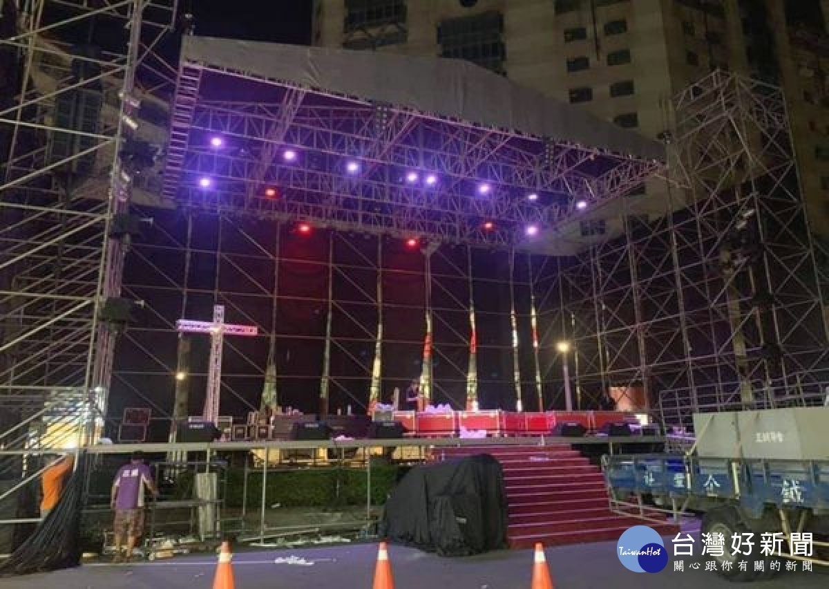 洪榮宏緬懷父親寶島歌王洪一峰,特於父親節晚間在北港顏思齊紀念碑前舉辦返鄉平安演唱會,警方協助人潮疏運及路段管制,呼籲觀賞演唱會民眾配合。