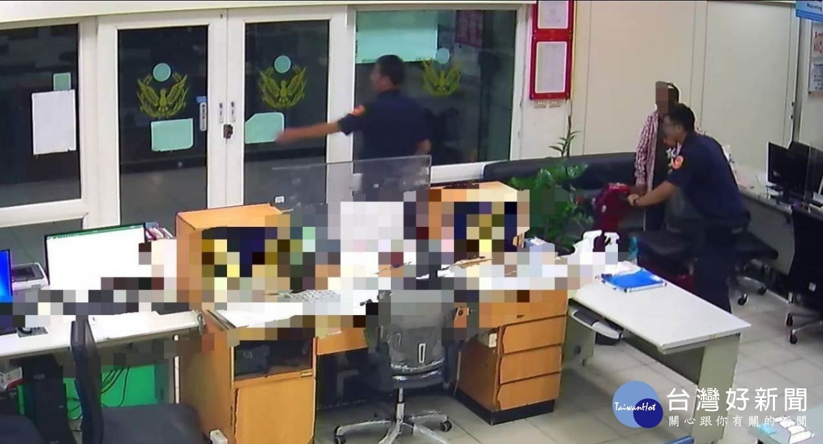 老翁出門電動車騎到沒電,八德員警協助返家。