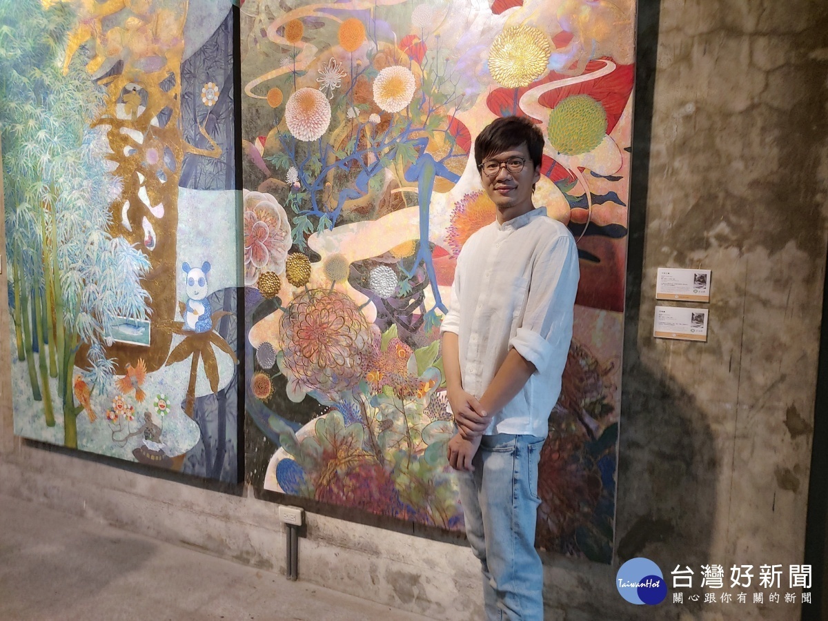 新銳藝術家黃柏維與作品竹林七賢、百菊圖合影