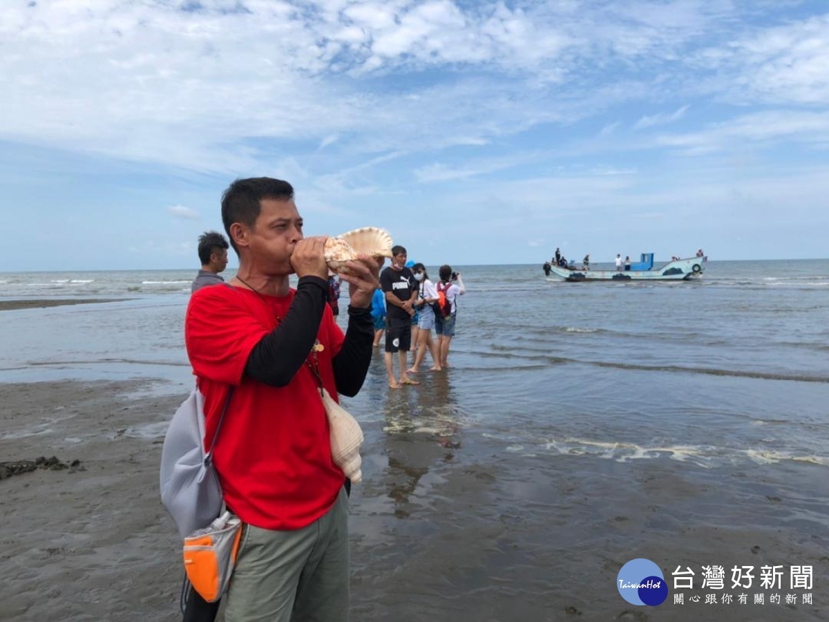 悠遠的歕嘟聲中,展開千人牽罟活動