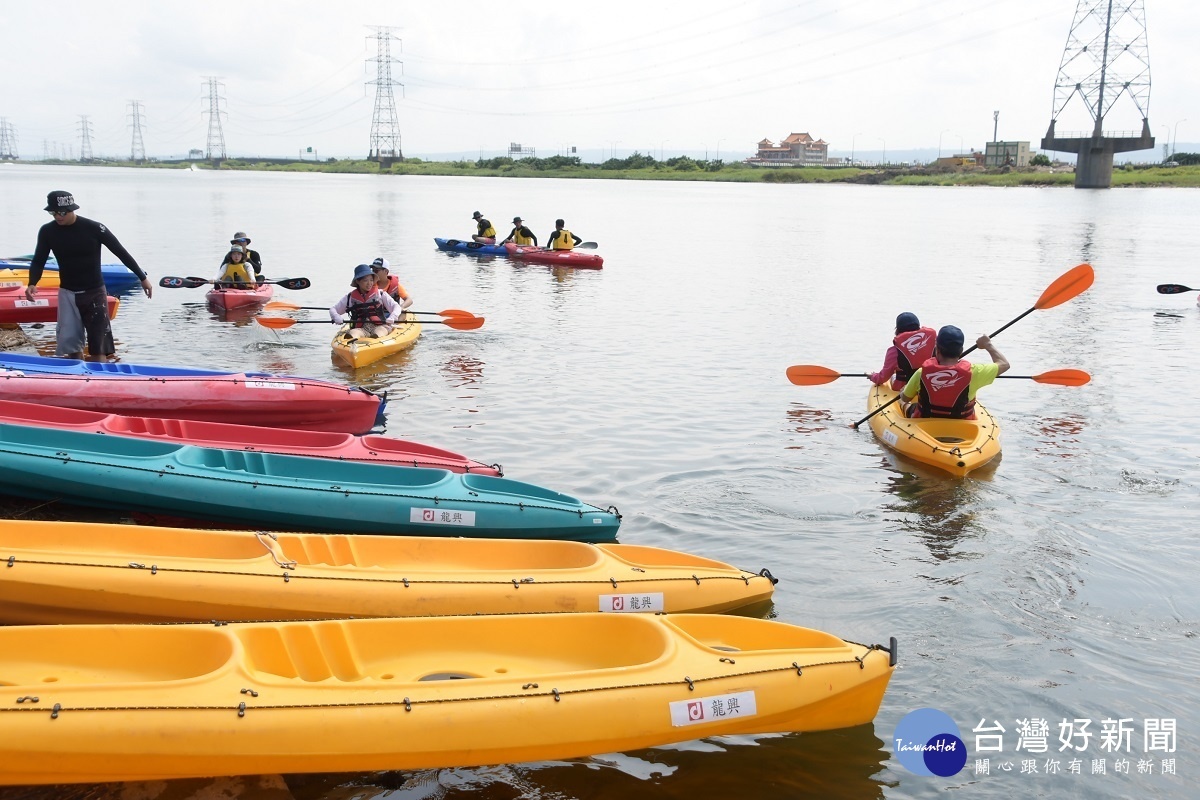 在線西區慶安水道河濱公園舉辦「線西鄉獨木舟嘉年華」。