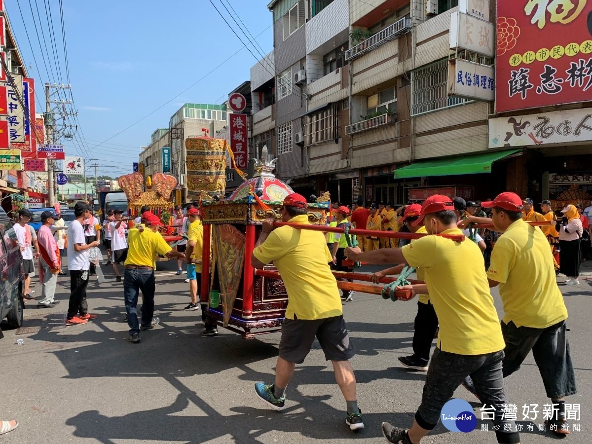 南瑤宮「老二媽」回鑾,信眾設香案祈福熱鬧滾滾。