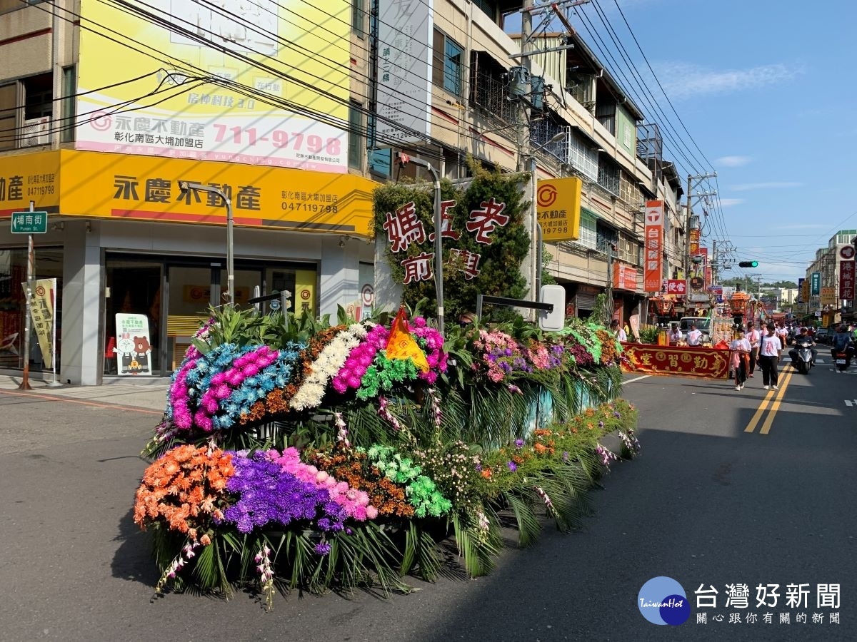 南瑤宮「老二媽」回鑾,信眾設香案祈福熱鬧滾滾。