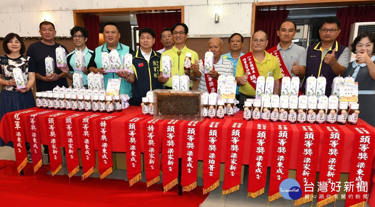市長林世賢(中)等人為奪得頭等獎的梁東成、王木欽與粱東新(披紅綵帶者)賀喜並推薦蜂蜜相關產品。