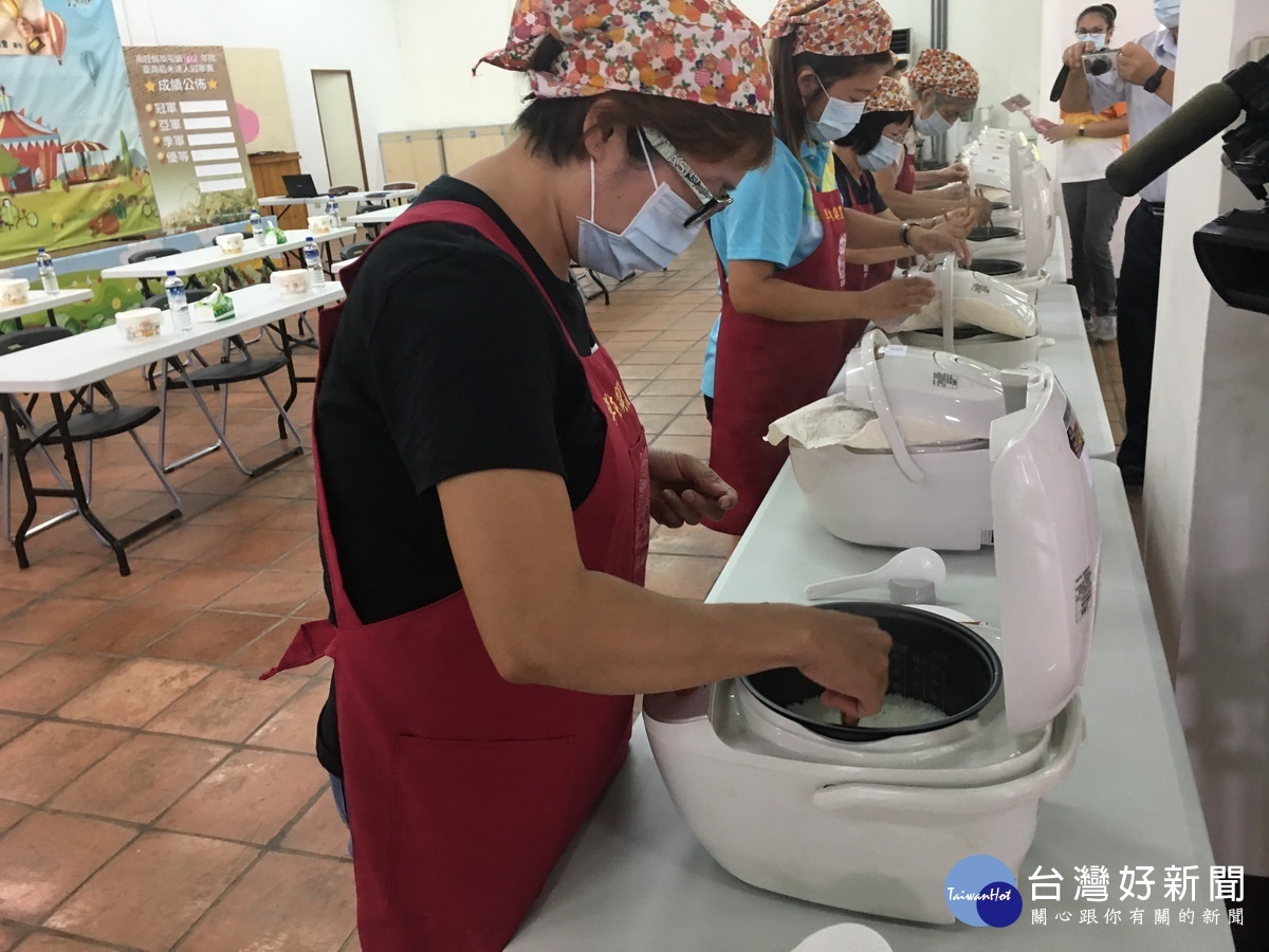 10位初賽脫穎而出的米煮出香噴噴的飯進行官能品評。(記者扶小萍攝)
