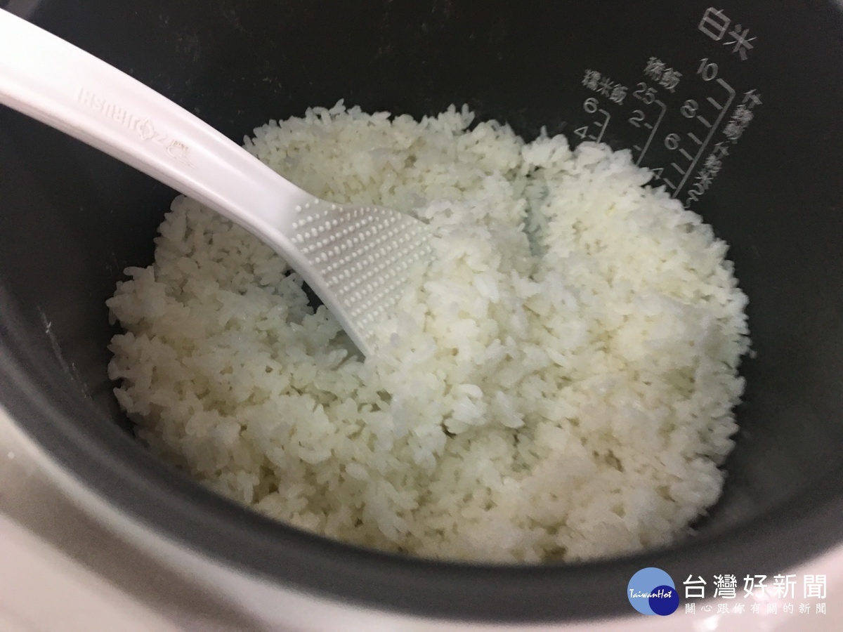 現場煮出香噴噴的米飯來評比。（記者扶小萍攝）