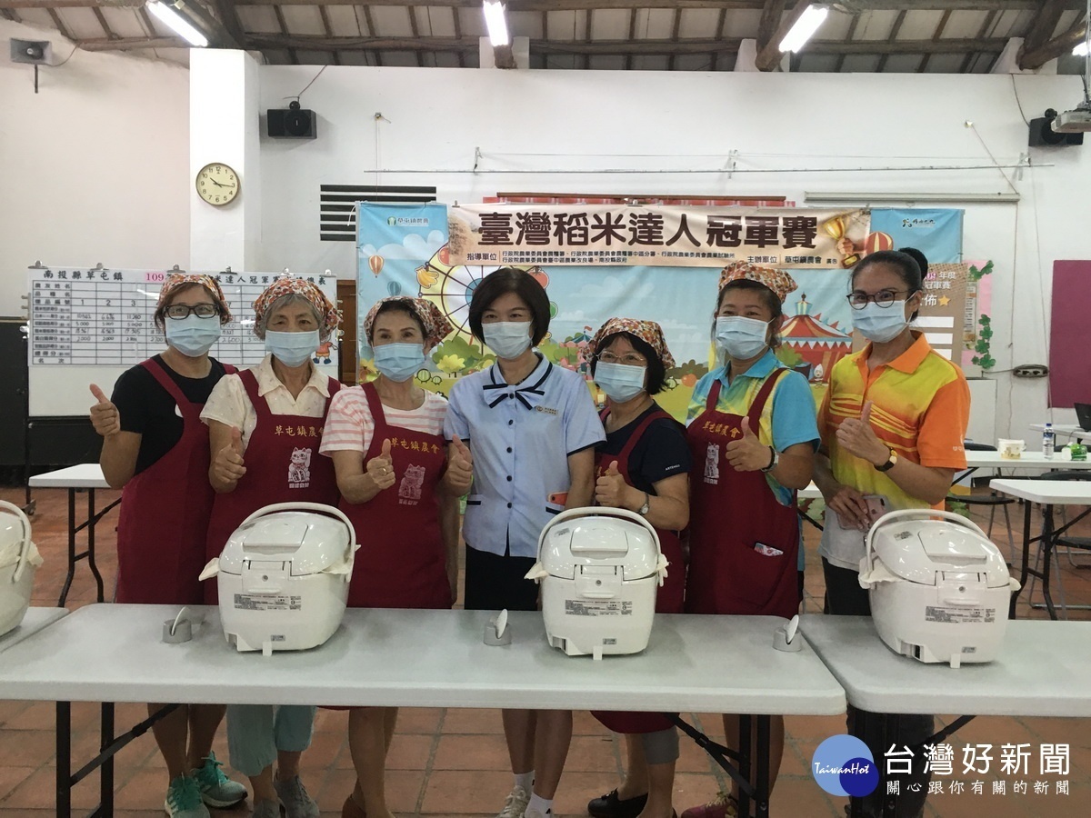 農會推廣股長林莞琦及家政班員來幫忙。(記者扶小萍攝)
