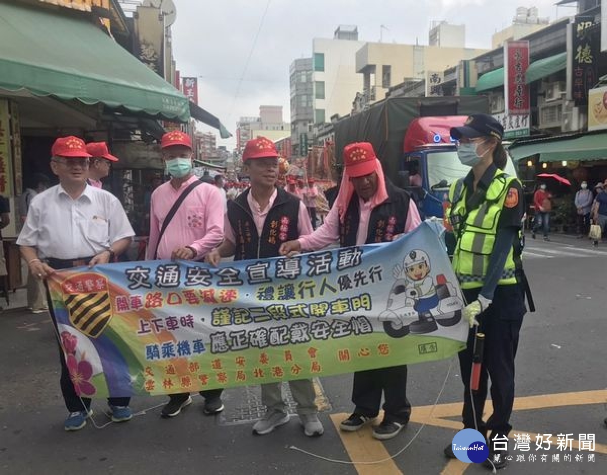 南瑤宮徒步笨港進香團日前抵達北港,北港警分局道安宣導團沿途進行交通安全宣導,民眾目不轉睛,爭相索取道安宣導品。