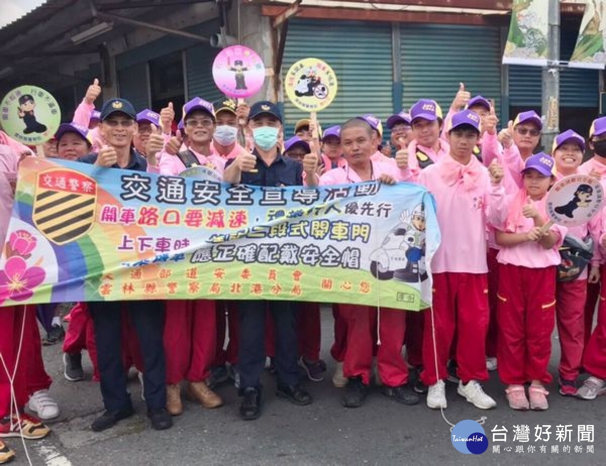 南瑤宮徒步笨港進香團日前抵達北港,北港警分局道安宣導團沿途進行交通安全宣導,民眾目不轉睛,爭相索取道安宣導品