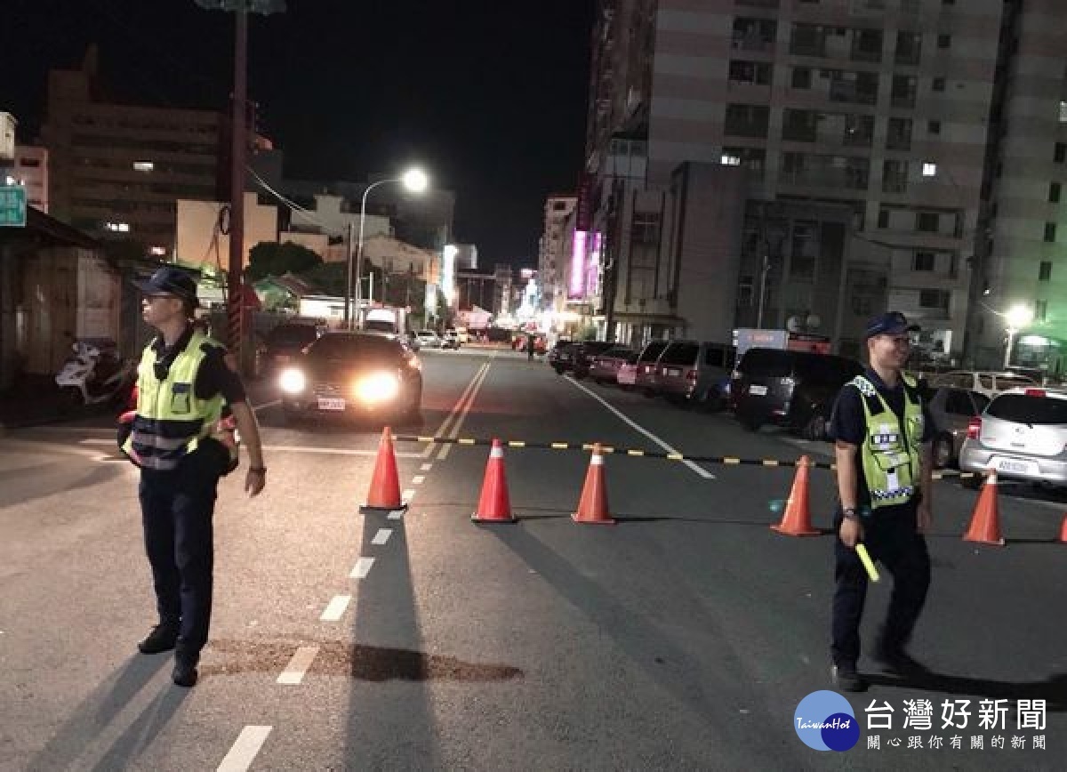 北港警分局道安宣導團配合「洪榮宏返鄉平安演唱會」,傳達交通安全新觀念,大小朋友熱情參與,充分達到寓教於樂的效果。