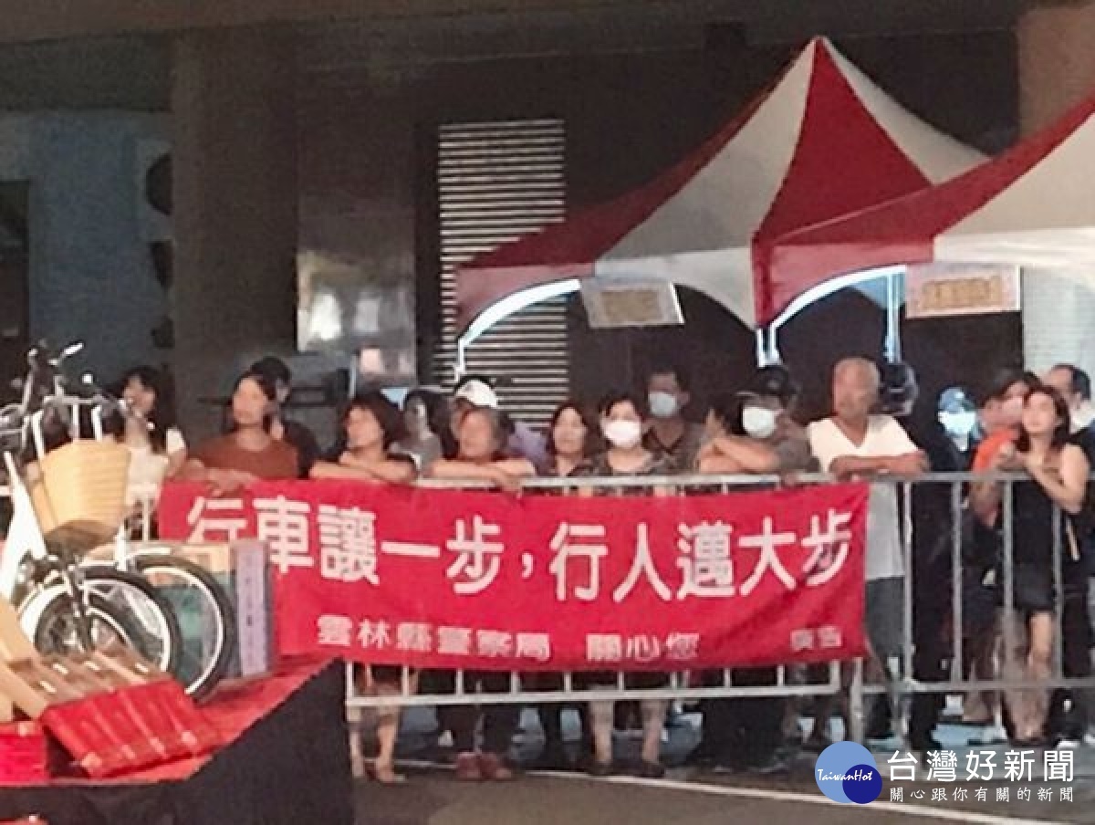 北港警分局道安宣導團配合「洪榮宏返鄉平安演唱會」,傳達交通安全新觀念,大小朋友熱情參與,充分達到寓教於樂的效果。