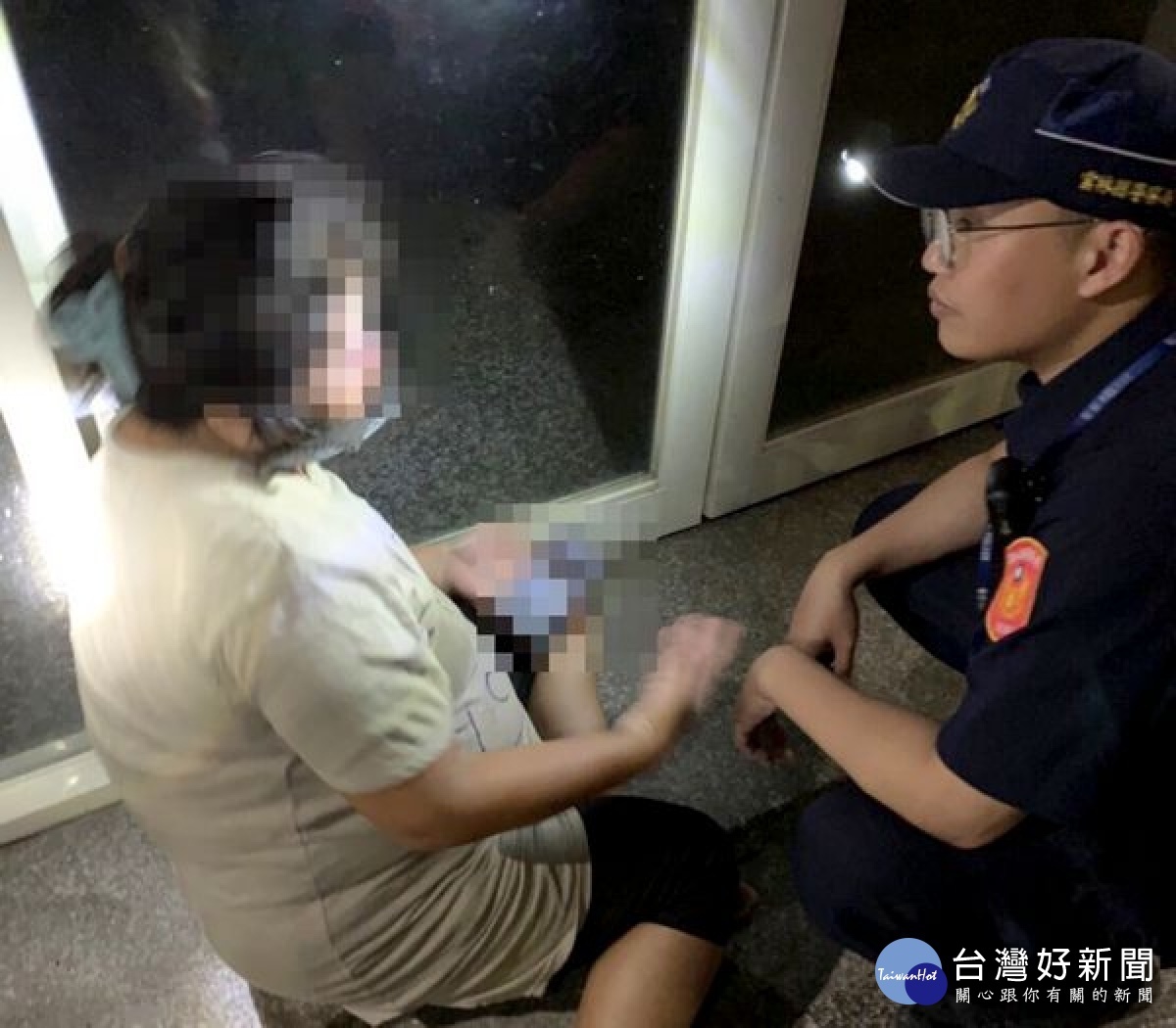 婦人深夜思親,於納骨塔傳出淒涼哭泣聲,讓經過民眾畏懼趕緊報案,經金湖所員警暖心勸導及關懷,並協助安全返家,避免發生危險。