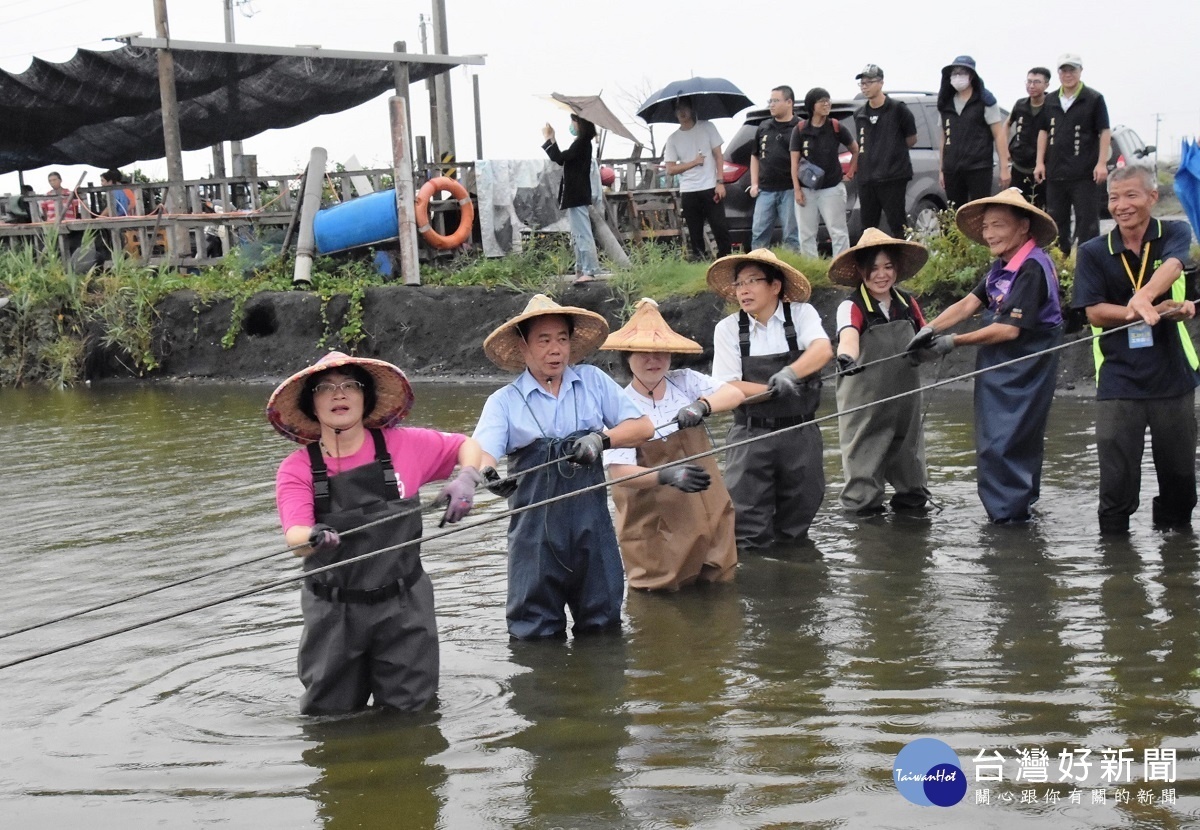 彰化縣長王惠美體驗一日漁夫，下水「牽罟」，一起去體驗的人員還有彰化縣議員謝彥慧、彰化區漁會常務監事林明壽、總幹事陳諸讚、彰化縣養殖協會理事長楊福錦、芳苑鄉民代表會副主席陳禮模、縣府農業處長邱奕志等人。