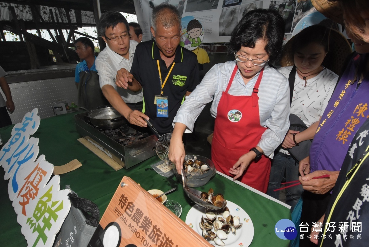縣長王惠美參訪哈哈漁場時，親自條理文蛤料理與大家品嚐。
