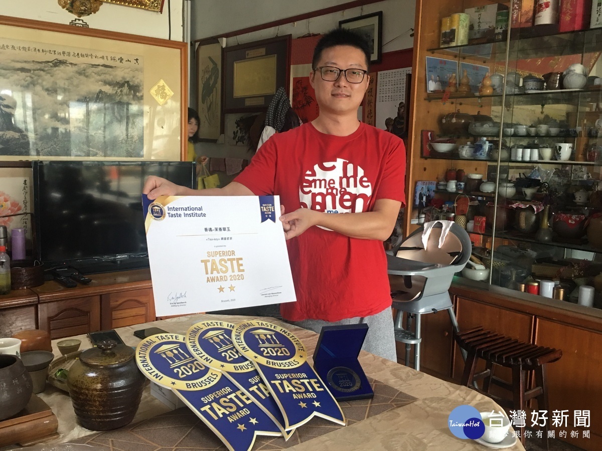 陳尚詮展示二星獎殊榮。(記者扶小萍攝)