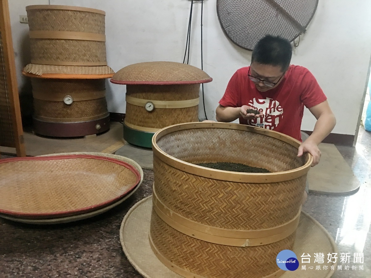 陳家製茶以焙籠加強風味。(記者扶小萍攝)