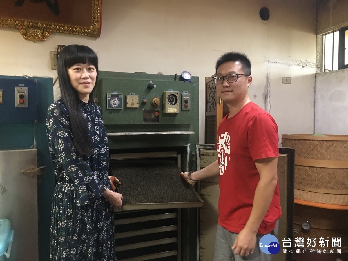夫妻攜手製作好茶。(記者扶小萍攝)
