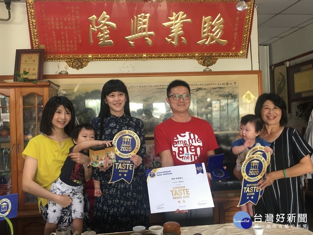 陳尚詮夫妻與母親(右)都是製茶好手。(記者扶小萍攝)