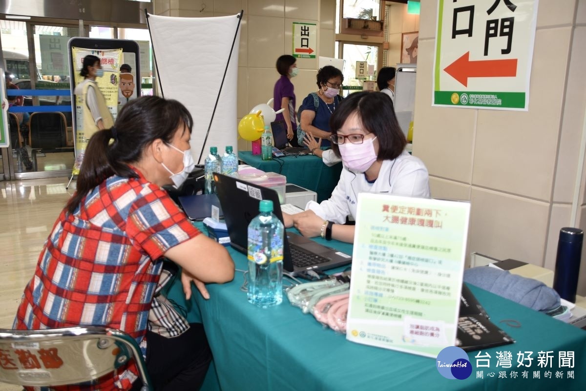 彰基醫療團隊為現場民眾進行大腸癌篩檢。