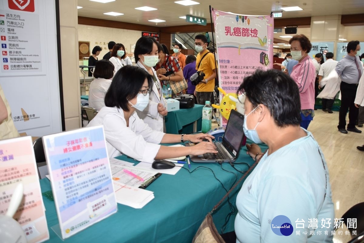 彰基醫療團隊為現場民眾進行子宮頸癌篩檢。