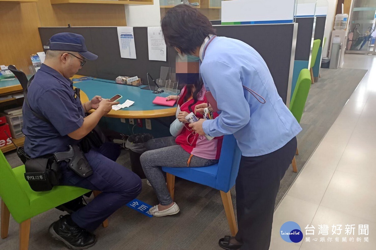 蘆竹警方即時阻止一宗網路情人詐騙匯款案,51歲婦人免遭破財。