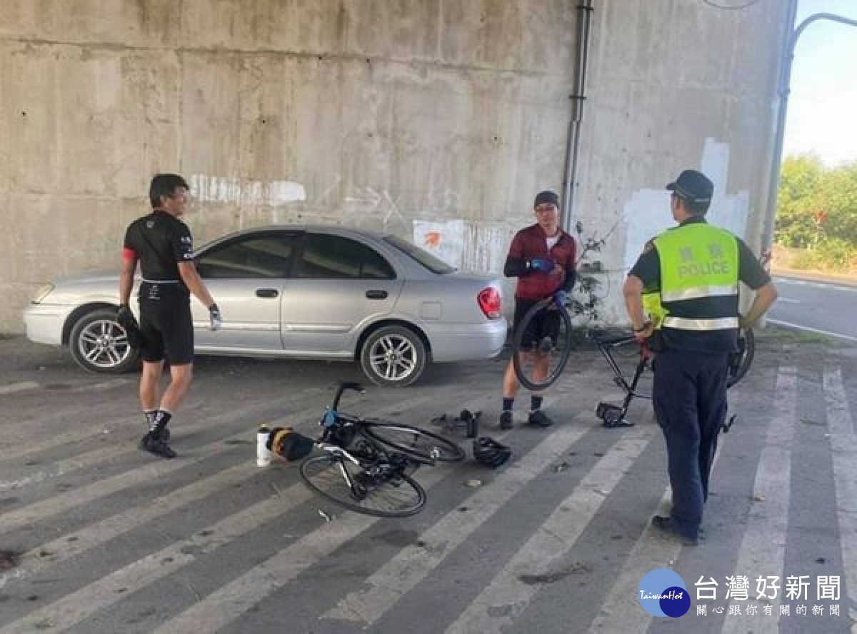 崙豐所警員巡邏發現鐵馬騎士因爆胎受困,主動關心協助載送維修,騎士笑稱「真是天降神兵」,臨走前不忘豎起大拇指說「雲林警察金讚喔」