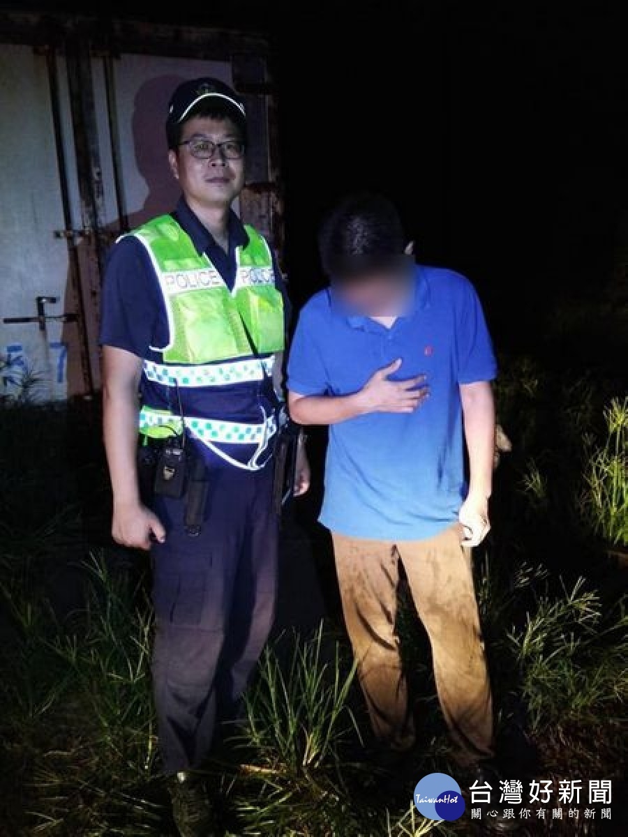 男子因到六輕洽公的路況不熟而使用導航帶路，竟在半夜開到濁水溪岸受困，橋頭所員警獲報火速前往救援，終在險象環生的泥濘中，成功尋獲男子化解危機。