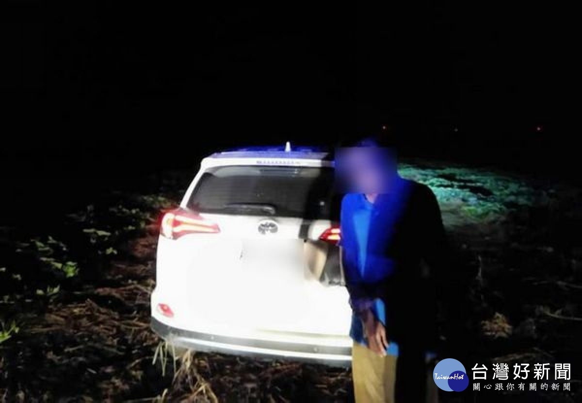 男子因到六輕洽公的路況不熟而使用導航帶路，竟在半夜開到濁水溪岸受困，橋頭所員警獲報火速前往救援，終在險象環生的泥濘中，成功尋獲男子化解危機。