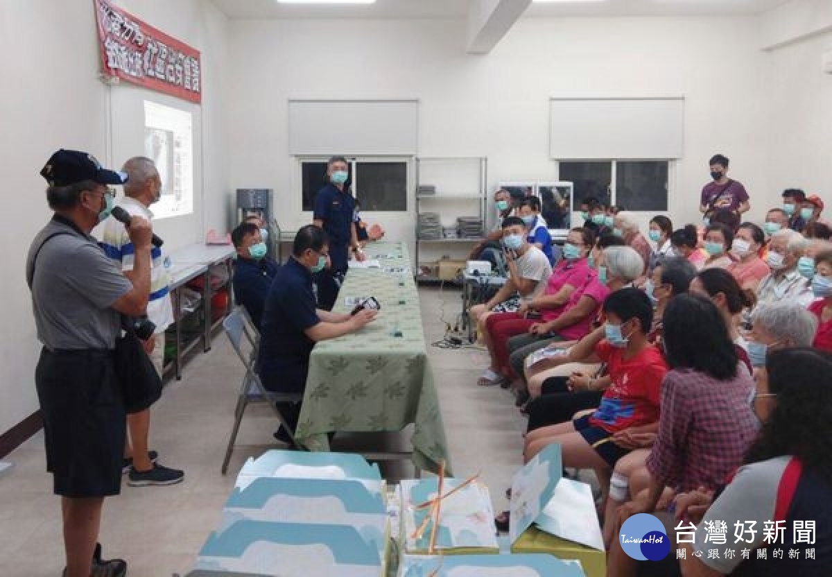 金湖派出所結合社區巡守隊在港西社區召開治安會議，宣導反詐欺、反毒、護農防竊及婦幼、交通安全等與議題，多方傾聽鄉親對於治安工作的建言。