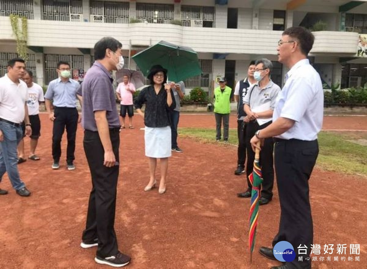 立委蘇治芬邀請體育署長官及縣議員蔡岳儒等人，會勘中小學校園環境與活動中心，將爭取改造成複合式活動中心，讓居民能共享校園設施。