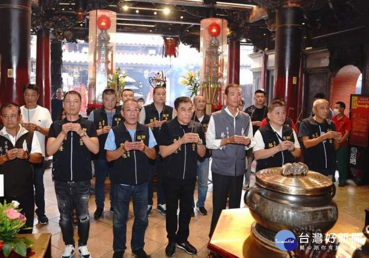 艋舺青山宮管理委員會準備「六獻」大禮,前往北港朝天宮送上邀請大帖,盼再續85年前「北港媽祖參贊艋舺青山王祭」盛況。