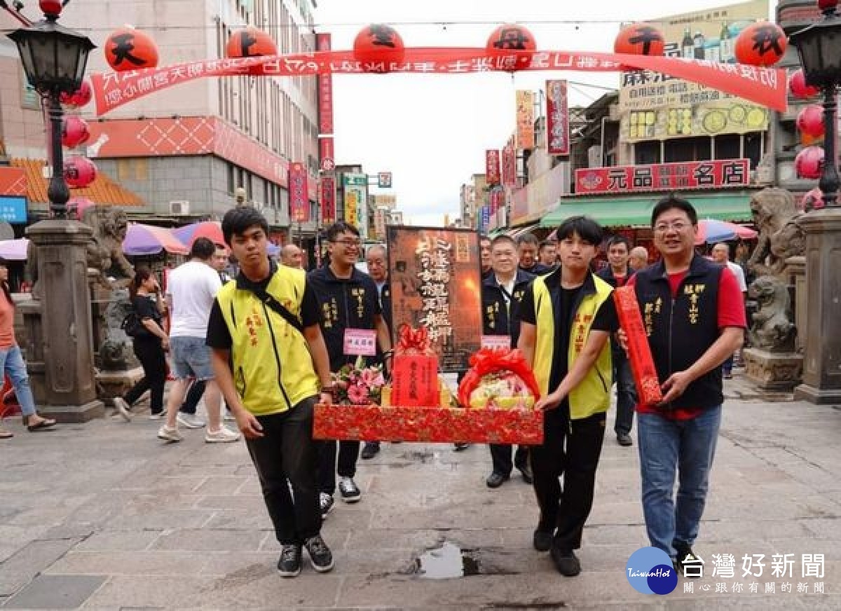 艋舺青山宮管理委員會準備「六獻」大禮,前往北港朝天宮送上邀請大帖,盼再續85年前「北港媽祖參贊艋舺青山王祭」盛況。