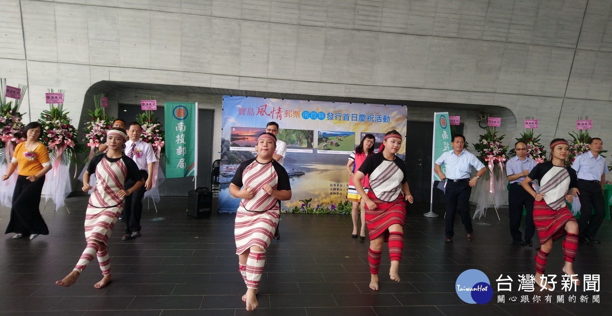 參加活動貴賓和喜裂克文化藝術團原住民舞者舞蹈同樂。〈記者吳素珍攝〉