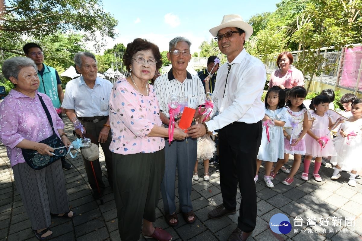 8月22日傍晚的未婚聯誼暨漫步鵲橋活動將有6對結婚滿60週年的夫婦攜手幸福同行林世賢市長在記者會中先歡迎其中的2對。