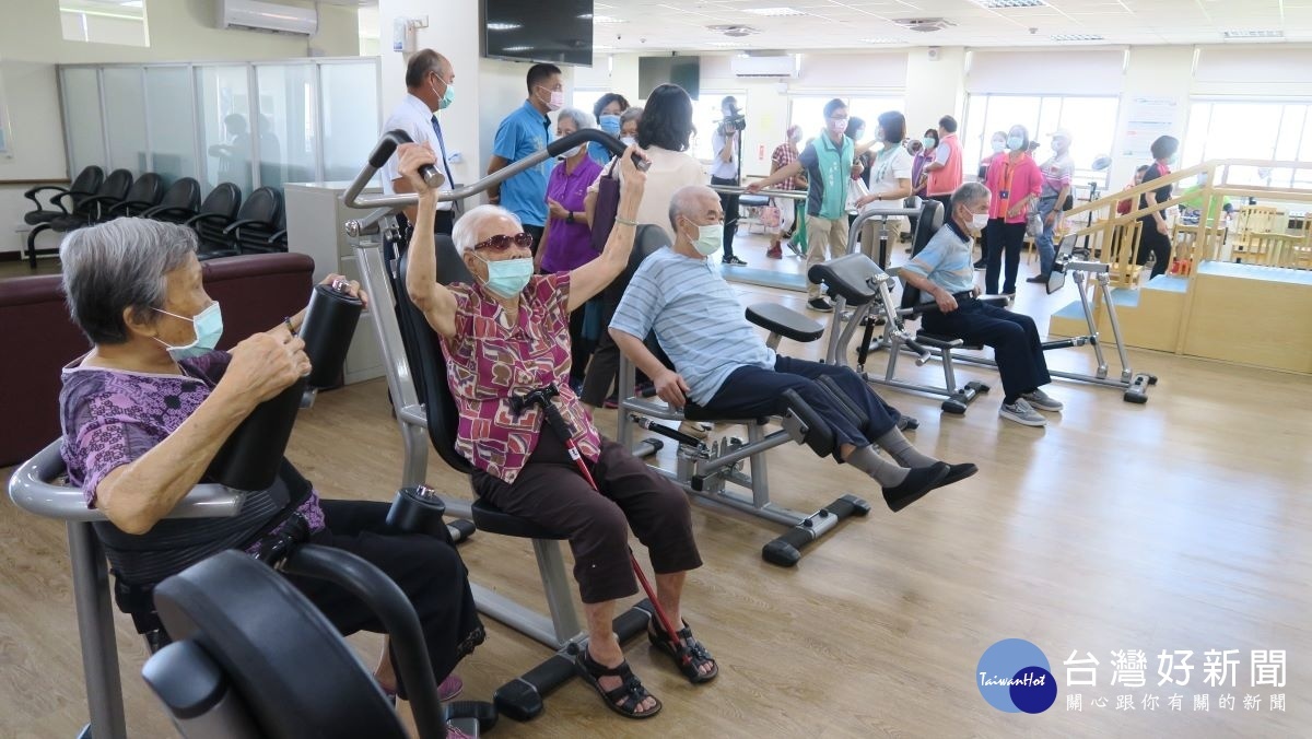 80歲的吳明文老阿公說,以前要到田中或員林復健,現在可以就近看診復健,讓他覺得很方便。