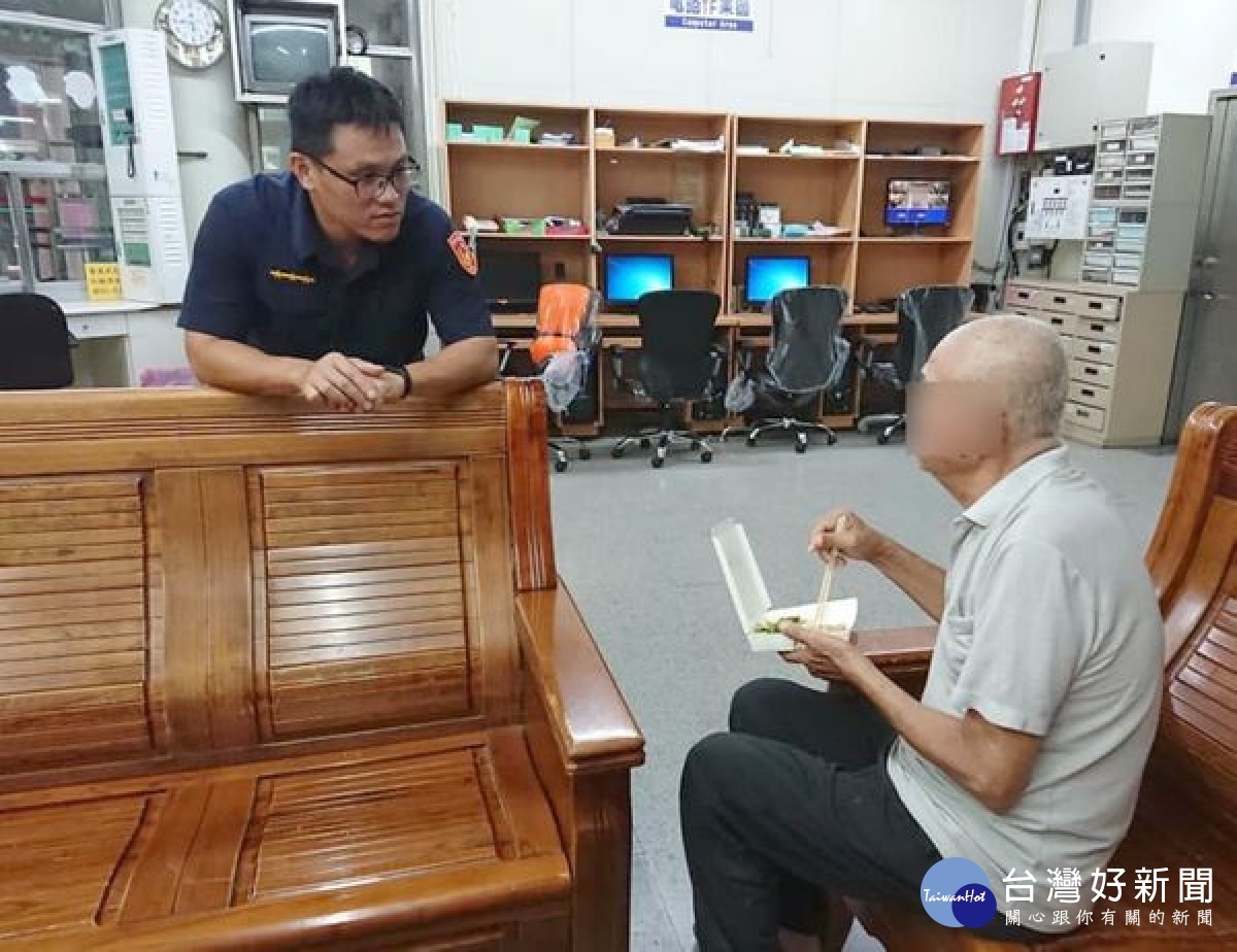 洗腎老翁因住不慣北部安養院,獨自回到老家浪跡街頭,所幸遇到臺西警方給予適當照料與關懷,並協助聯繫親友接返團聚。