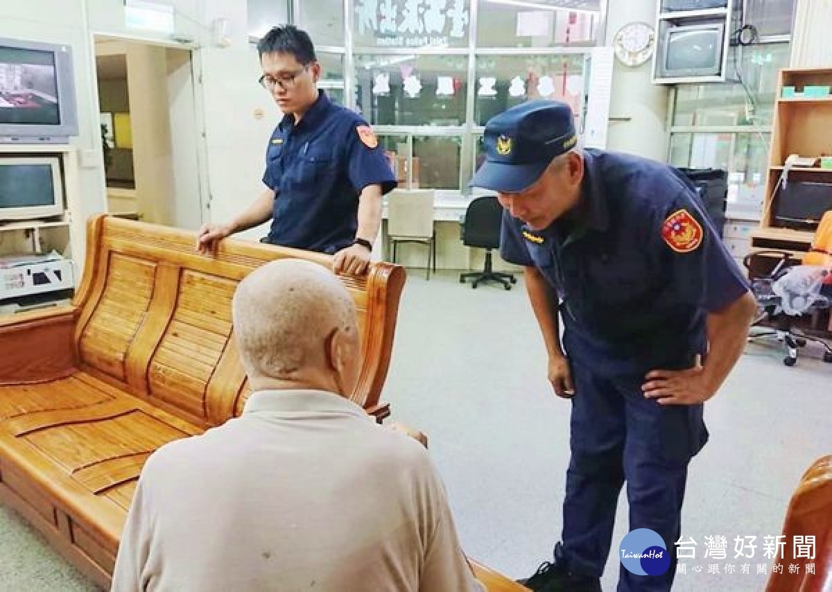 洗腎老翁因住不慣北部安養院,獨自回到老家浪跡街頭,所幸遇到臺西警方給予適當照料與關懷,並協助聯繫親友接返團聚。