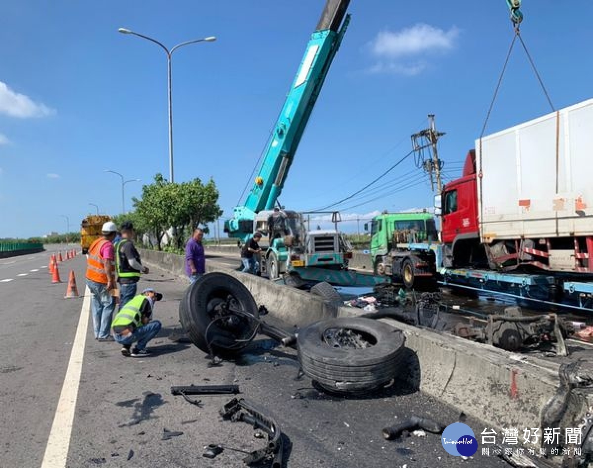 台61線快速公路口湖段接連兩日發生交通意外事故,所幸無人傷亡,分局長王立德體恤員警協助疏導交通、排除障礙之辛勞,特前往警所慰勉及感謝。