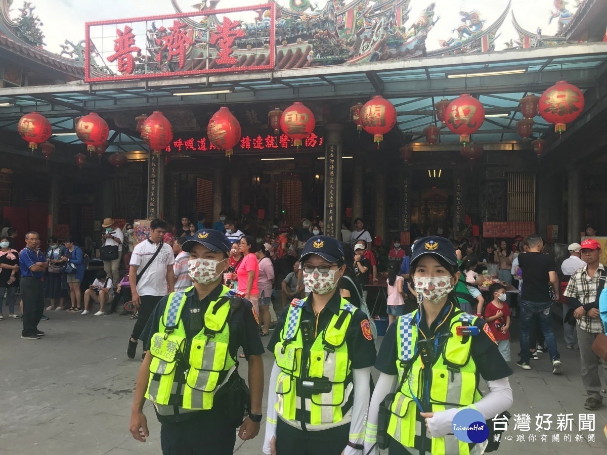大溪警方辛勞執行廟會勤務, 義警中隊長體恤警方致贈關公口罩。
