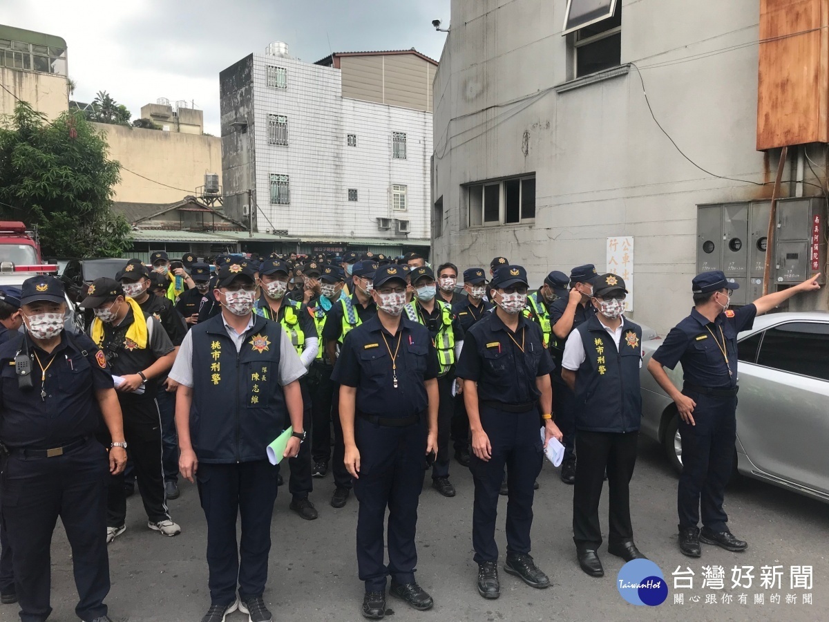 大溪警方辛勞執行廟會勤務, 義警中隊長體恤警方致贈關公口罩。