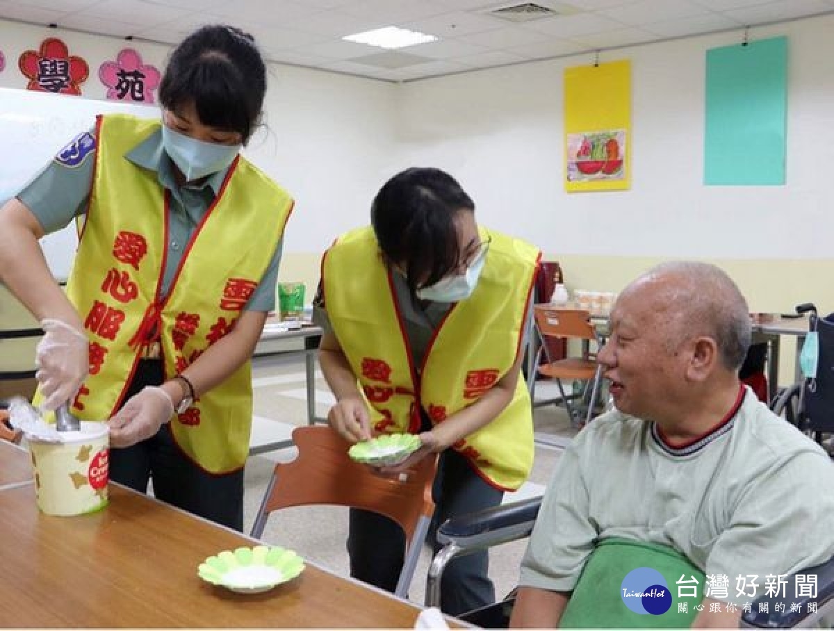 雲林縣後備指揮部烘焙社及愛心服務社帶著自行烘烤糕點前往雲林縣榮民之家,向榮民前輩及遺眷致敬,並表達關心之情。