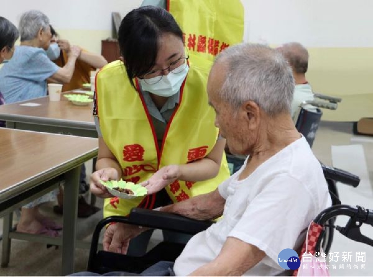 雲林縣後備指揮部烘焙社及愛心服務社帶著自行烘烤糕點前往雲林縣榮民之家,向榮民前輩及遺眷致敬,並表達關心之情。