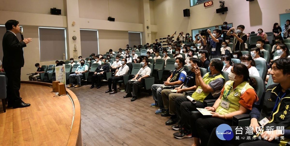 賴清德副總統（左）擔任彰化青年領袖營第一場講座的主講人暢論人生經驗與抱負。